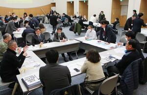 部活の地域移行に関する指導者の意見交換会=柏崎市東本町1の市民プラザ