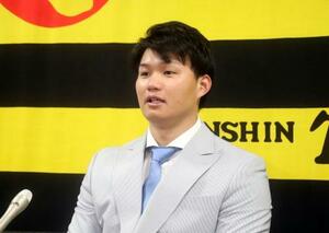 契約更改し、記者会見する阪神・森下=14日、兵庫県西宮市