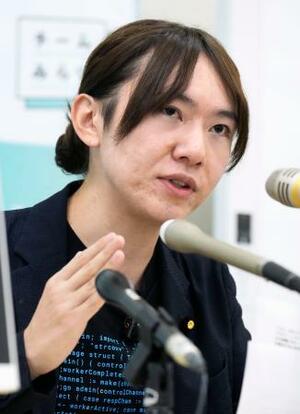 記者会見するチームみらいの安野党首=2日午前、国会