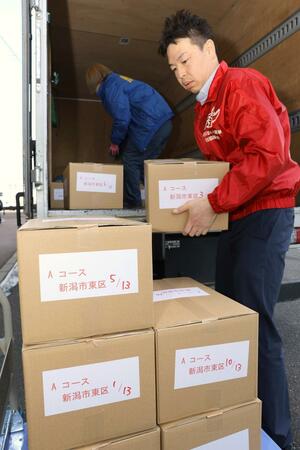 衆院選用の投票用紙などを運ぶ新潟市東区の選管職員＝２３日、新潟市東区