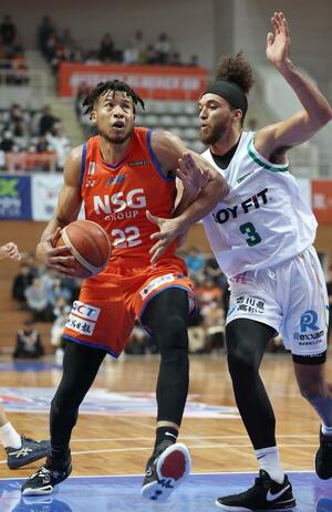 B3 新潟-香川 第1クオーター 攻め込むカイル・ハント=10月27日、新潟市東総合スポーツセンター