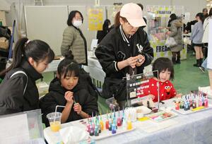 ワークショップで小物作りをする子ども＝１１日、新潟市秋葉区小須戸