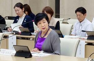 女性活躍を推進するための条例制定に向けた有識者検討会の最終会合で発言する小池百合子都知事(中央)=27日午後、東京都庁
