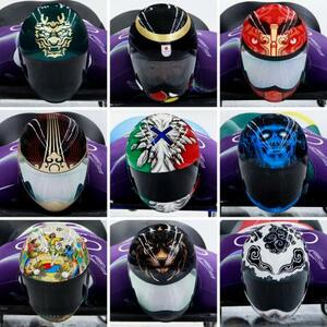 　スケルトンの色鮮やかな個性あふれるヘルメット＝１３日、コルティナダンペッツォ（共同）