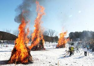 天高く、勢いよく燃え上がったさいの神＝長岡市関原町１