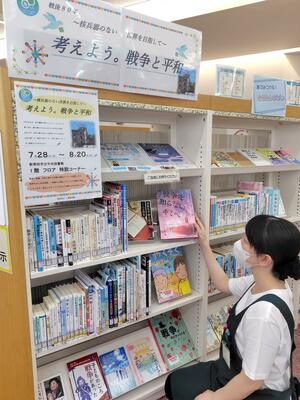 新発田市立中央図書館の特設コーナー=新発田市諏訪町1