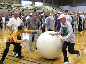 シニアの笑顔がはじけた「上越市シニアスポーツ大会」=上越市下門前