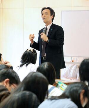 児童生徒を前に拉致問題について講演する蓮池薫さん=関川村上関