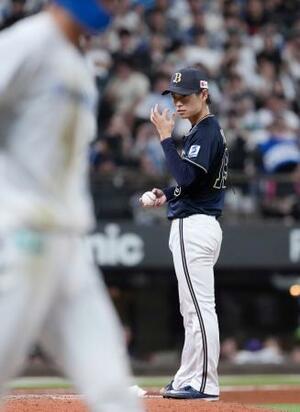 6回、日本ハム・石井(手前)に二者連続となる押し出し四球を許したオリックス・山岡=エスコンフィールド