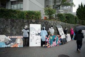 　京都大前の歩道に並べられたタテカン＝２５日午前、京都市左京区