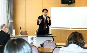 「誰もが当事者のサポーターになってほしい」。講演で語る新潟薬科大の城田起郎助教=新潟市中央区鐘木