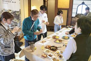 赤穂産のカキを使った多様な料理が並んだ発表会=2月4日、新発田市諏訪町1