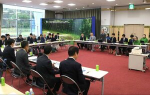 本州放鳥へ向けた普及活動や環境整備などの取り組みが紹介された協議会=佐渡市新穂潟上