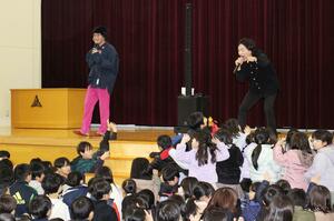 東小千谷小の記念ソングを児童に披露する「ひなた」=12月23日、小千谷市旭町