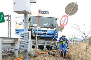 北陸道・長岡ジャンクション付近で起きた事故。カードレールに衝突して止まったトラック＝４月３日午前９時半すぎ、長岡市関原町