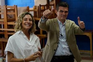 17日、ボリビア・ラパスで投票に臨む候補者のロドリゴ・パス上院議員(右)(AP=共同)