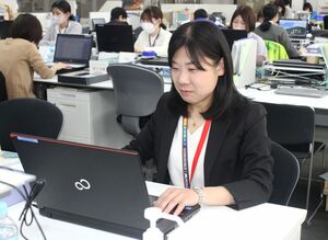 妙高市健康保険課で業務にあたる湯原千佳子さん=同市役所