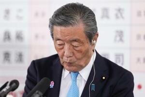 メディアのインタビューで厳しい表情を見せる自民党の森山幹事長=20日午後8時34分、東京・永田町の党本部