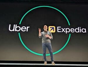 あいさつする米配車大手ウーバー・テクノロジーズのダラ・コスロシャヒ最高経営責任者(CEO)=29日、ニューヨーク(共同)