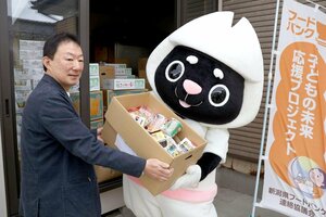 フードドライブで集まった食品を渡すＪＡえちご中越の公式キャラ「ワンジャ」＝三条市北新保１
