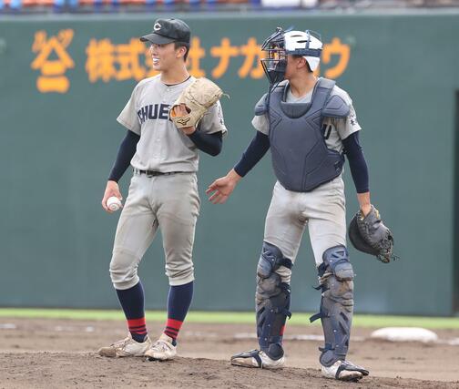 加茂暁星－中越　中越の高橋駿臥に駆け寄る捕手の樋口優志＝三条市パールスタ