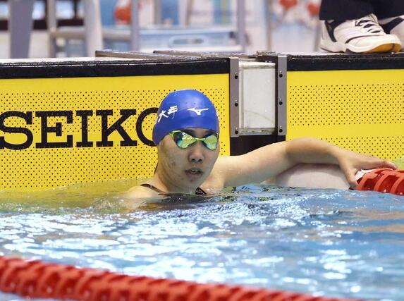 女子１００メートル背泳ぎ決勝　優勝した神田行空（長岡大手）＝ダイエープロビスフェニックスプール