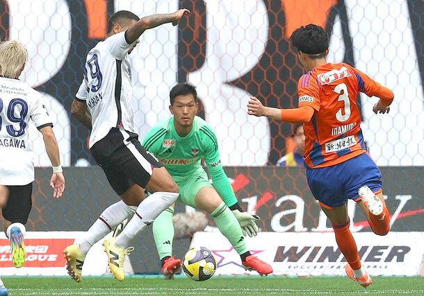 新潟-FC東京 後半、ゴールを守る吉満大介(23)=ビッグスワン