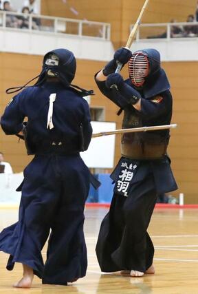 男子団体準々決勝　城東－関（東京）　せめぎ合う城東の大将相羽蓮太朗（右）＝新潟市東総合スポーツセンター