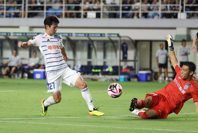 前半、ＦＷ長倉幹樹（２７）がシュートを放つも防がれる