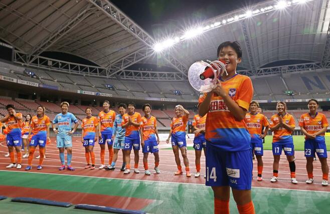新潟L-マイナビ仙台 決勝点を決めた新潟LのMF下吉優衣がスピーカーを持ち、サポーターにあいさつする=ビッグスワン