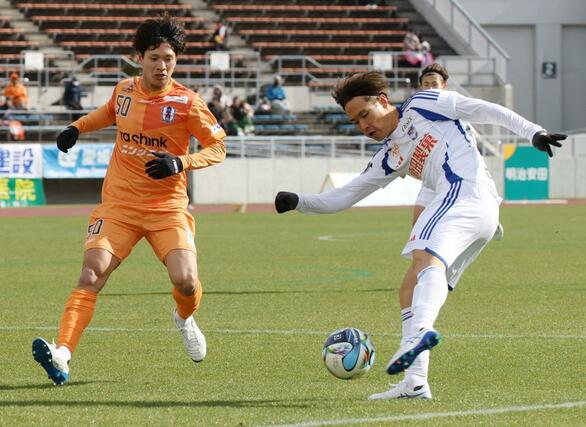 後半、左足を鋭く振り抜く新潟のＭＦ落合陸＝松山市