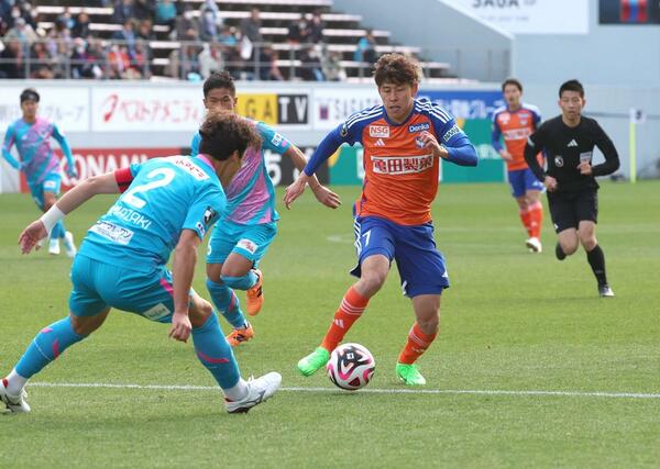 鳥栖－新潟　前半、攻撃を仕掛けるＦＷ谷口海斗＝駅スタ