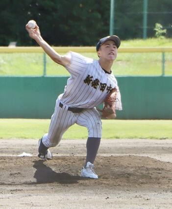 4安打1失点で完投した新発田中央の主戦小林香佑=9月12日、新発田市五十公野