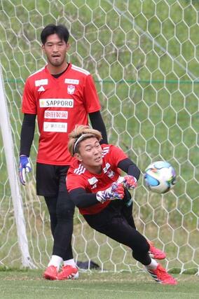 練習に励むＧＫ内山翔太（手前）とＧＫ吉満大介＝９日、聖籠町