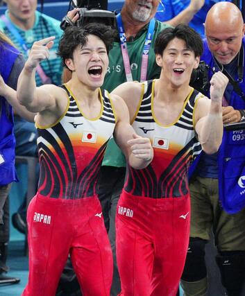 体操男子個人総合で優勝し喜ぶ岡慎之助。右は橋本大輝＝パリ（共同）
