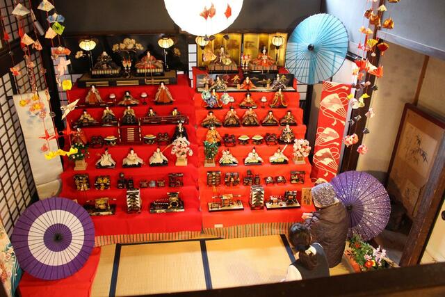 7段飾り、8段飾りを2階から見下ろすことができる町屋ギャラリー薩摩屋=新潟市秋葉区小須戸