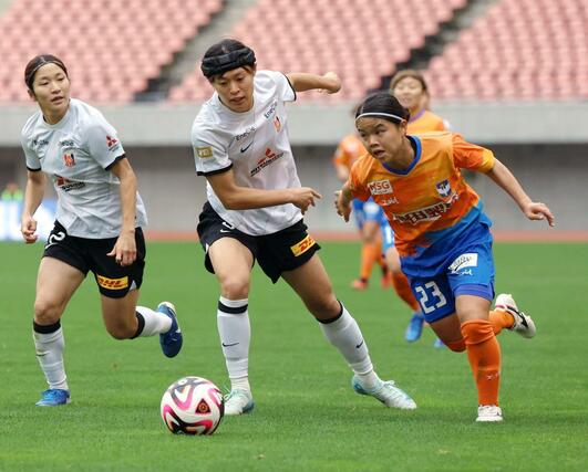 後半、攻め上がる新潟の山本=デンカビッグスワン