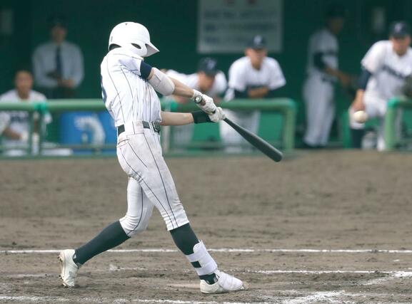 新潟産大付－県央工　９回新潟産大付２死満塁、小川幸士（８）が適時二塁打を放ち５－３で勝ち越す＝悠久山球場