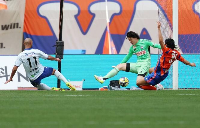 新潟-G大阪 前半、ゴールを守るGK藤田和輝ら=ビッグスワン