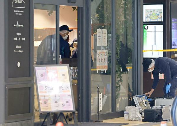 店舗を調べる県警の捜査員ら＝１６日、新潟市中央区万代１
