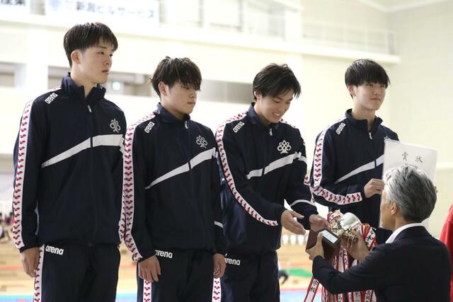男子４００メートルメドレーリレー決勝　大会初優勝を飾った新潟＝長岡市
