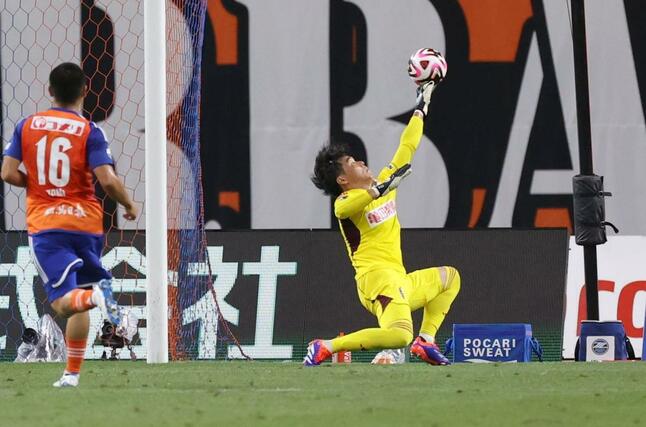 後半、好セーブでピンチを救った新潟のＧＫ小島亨介＝８月２５日、デンカビッグスワン