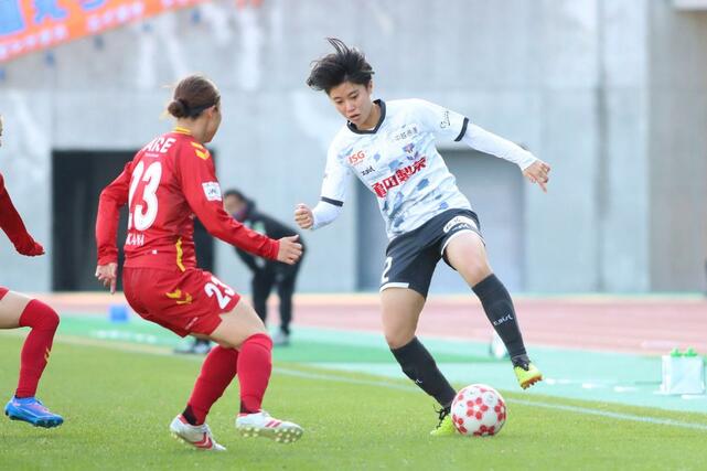 INAC神戸-新潟L 後半、攻め上がる新潟LのDF白沢百合恵=三木総合防災公園陸上競技場(新潟L提供)
