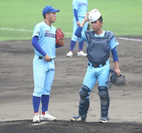 中越－加茂暁星　３回表２死三塁のピンチで加茂暁星のエース真保龍聖（左）に駆け寄る捕手加藤力＝柏崎市佐藤池野球場