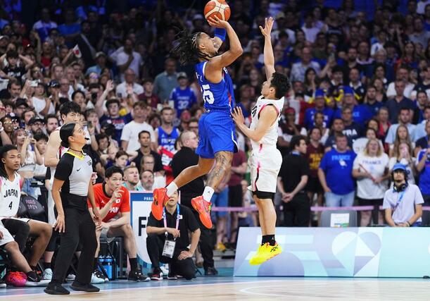 日本-フランス 第4クオーターの終了間際、フランスに3点シュートを決められる。右は河村=リール(共同)