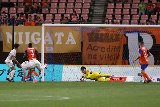 後半、好セーブでピンチを救った新潟のＧＫ小島亨介＝８月２５日、デンカビッグスワン