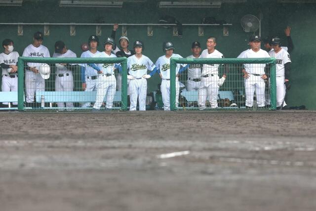 試合開始を待つ北村上中条碧の選手＝新発田市五十公野公園野球場