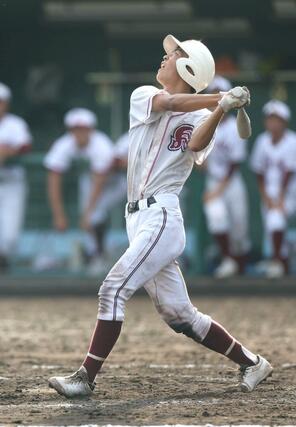 村上桜ヶ丘－柏崎　９回柏崎２死一、二塁、相澤利音が相手のエラーを誘い、１点を返す＝新発田市五十公野