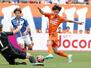 新潟-横浜M 後半12分、GKをかわして同点ゴールを押し込むMF伊藤涼太郎=ビッグスワン