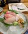 お薦めを集めた「居酒屋 銀」の「漁師盛り」(注文は2人前からで、写真が1人前分)。奥の皿が平太郎=山口県萩市